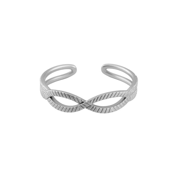 Zilverkleurige stainless steel open ring met gedraaid infinity-design en matte afwerking.