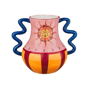 Keramische vaas van circa 25 cm hoog met roze bovenkant, gestreepte oranje-rode onderkant, blauwe golvende handvatten en een zongezichtje op de voorkant.