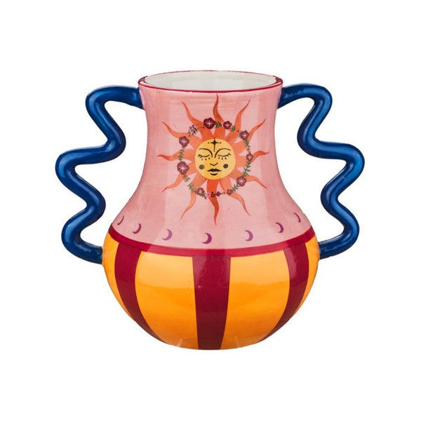 Keramische vaas van circa 25 cm hoog met roze bovenkant, gestreepte oranje-rode onderkant, blauwe golvende handvatten en een zongezichtje op de voorkant.