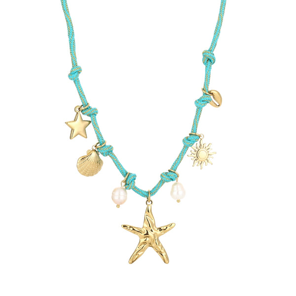 Zomerse bedelketting. De ketting is gemaakt van blauw turquoise maritiem touw met knoopjes. De gouden bedels zijn een ster, schelp, zoetwaterparels, zeester, een zon en een kauri schelp