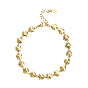 Gouden armband met kleine aaneengeschakelde hartjes in een glanzende afwerking en een klassieke sluiting.