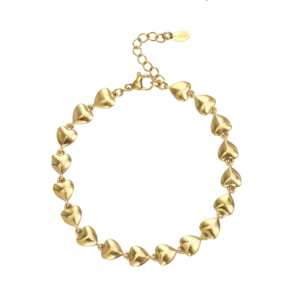 Gouden armband met kleine aaneengeschakelde hartjes in een glanzende afwerking en een klassieke sluiting.