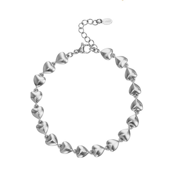 Zilveren armband met kleine aaneengeschakelde hartjes in een glanzende afwerking en een klassieke sluiting.