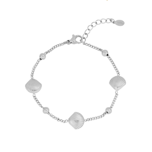 Armband met drie schelpvormige bedels en kleine bolletjes aan een fijne schakelketting, met karabijnsluiting.